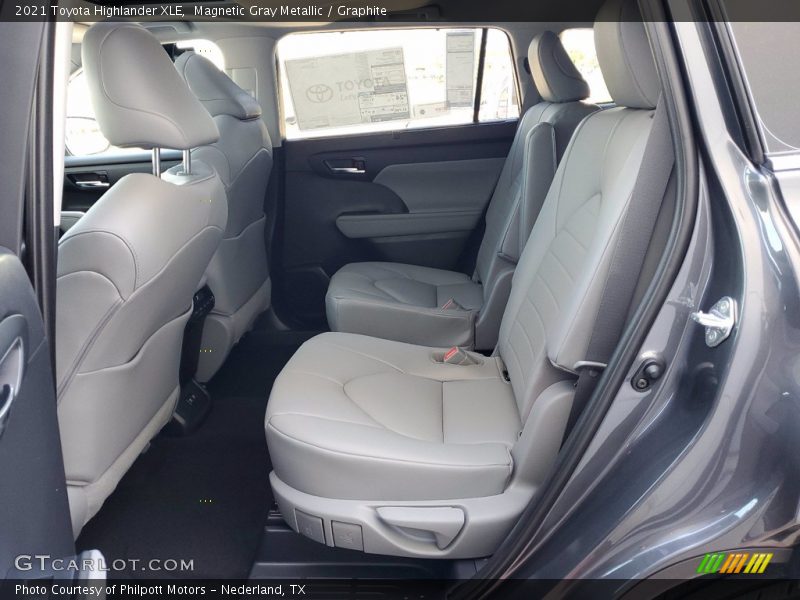 Magnetic Gray Metallic / Graphite 2021 Toyota Highlander XLE