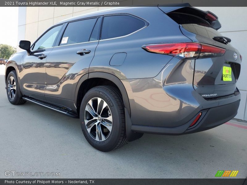 Magnetic Gray Metallic / Graphite 2021 Toyota Highlander XLE