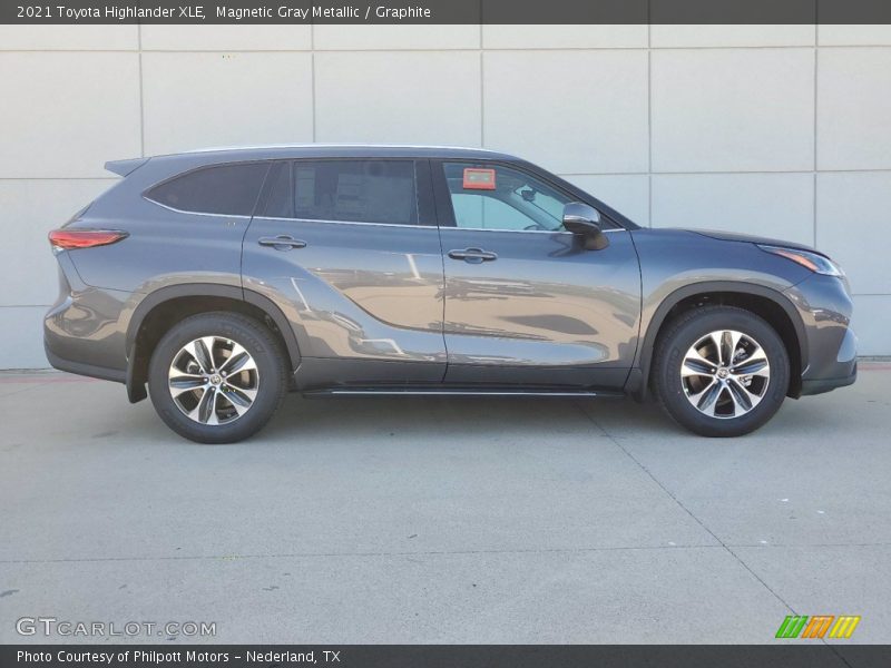 Magnetic Gray Metallic / Graphite 2021 Toyota Highlander XLE