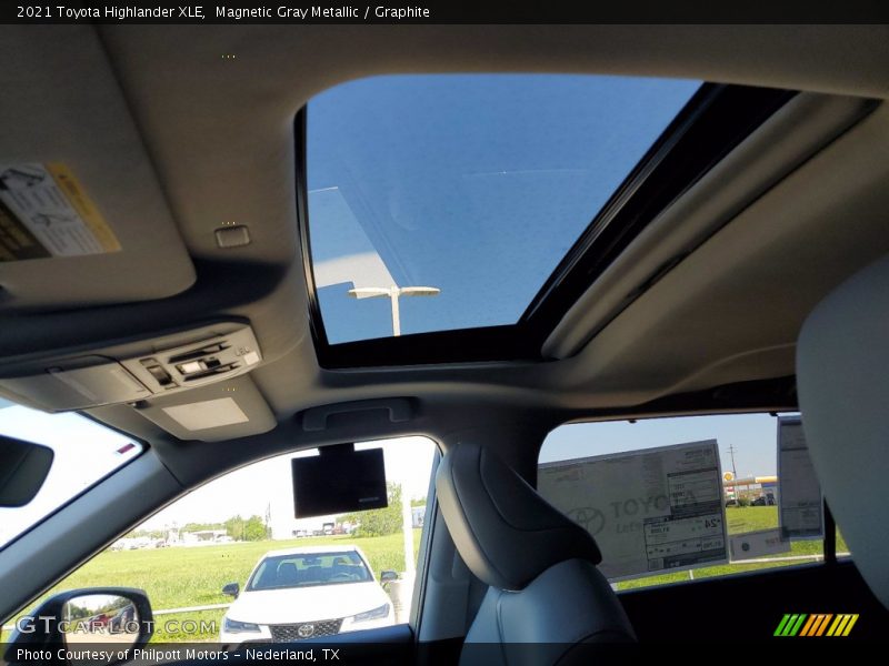 Magnetic Gray Metallic / Graphite 2021 Toyota Highlander XLE