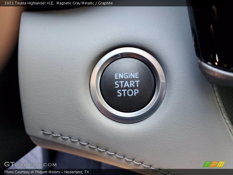 Magnetic Gray Metallic / Graphite 2021 Toyota Highlander XLE