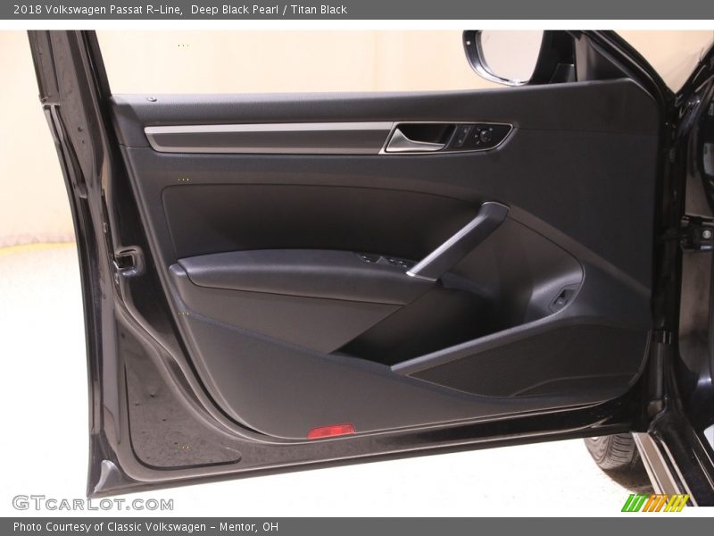 Deep Black Pearl / Titan Black 2018 Volkswagen Passat R-Line