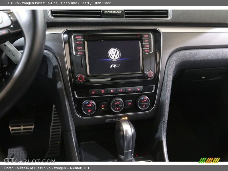 Deep Black Pearl / Titan Black 2018 Volkswagen Passat R-Line