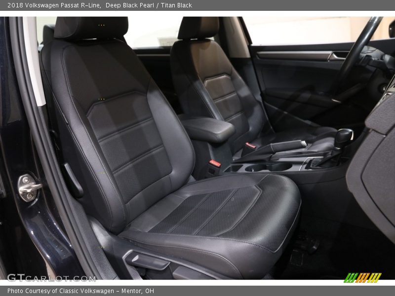 Deep Black Pearl / Titan Black 2018 Volkswagen Passat R-Line