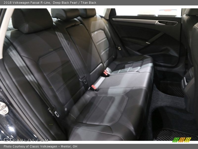 Deep Black Pearl / Titan Black 2018 Volkswagen Passat R-Line