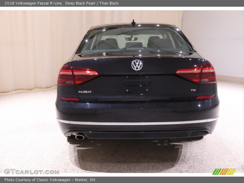 Deep Black Pearl / Titan Black 2018 Volkswagen Passat R-Line