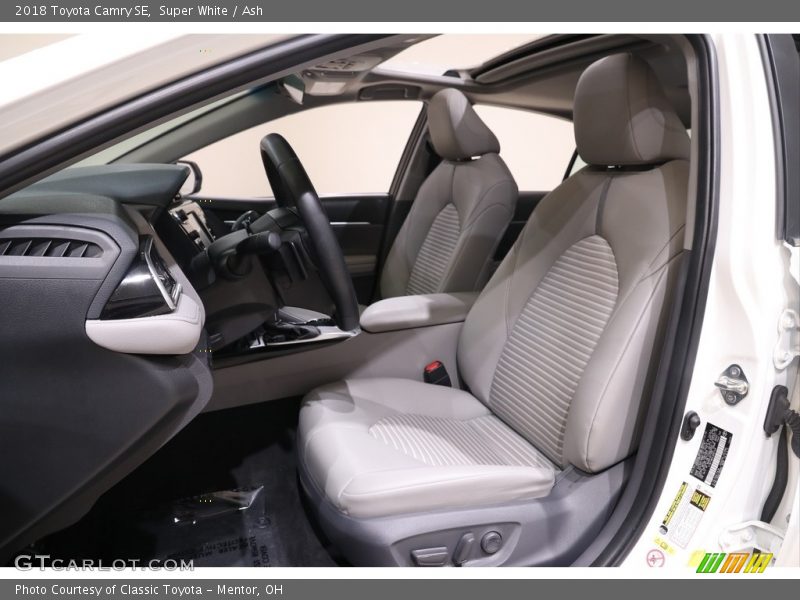Super White / Ash 2018 Toyota Camry SE