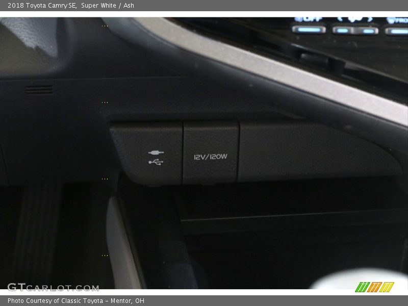 Super White / Ash 2018 Toyota Camry SE