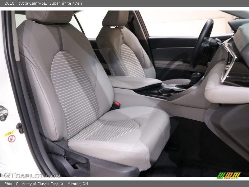 Super White / Ash 2018 Toyota Camry SE