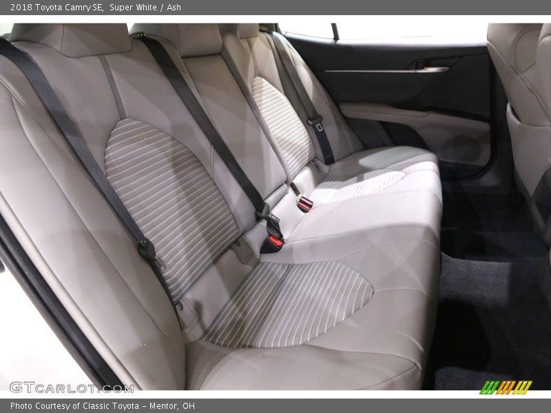 Super White / Ash 2018 Toyota Camry SE