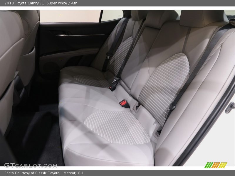 Super White / Ash 2018 Toyota Camry SE