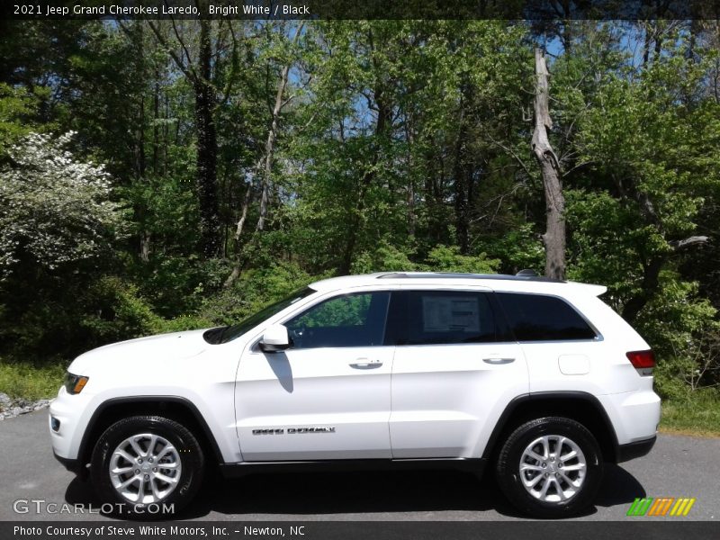 Bright White / Black 2021 Jeep Grand Cherokee Laredo