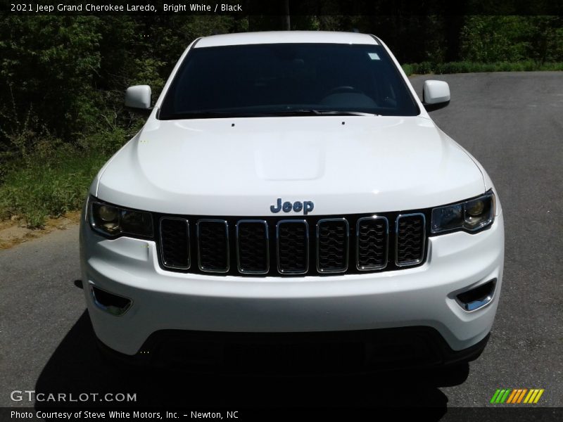 Bright White / Black 2021 Jeep Grand Cherokee Laredo