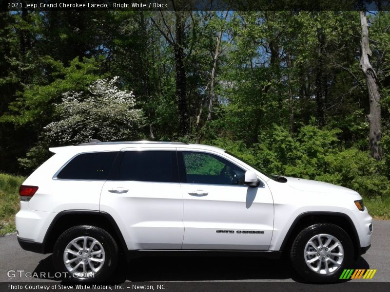Bright White / Black 2021 Jeep Grand Cherokee Laredo