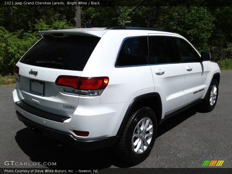 Bright White / Black 2021 Jeep Grand Cherokee Laredo