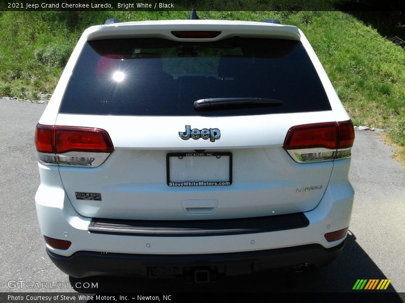 Bright White / Black 2021 Jeep Grand Cherokee Laredo