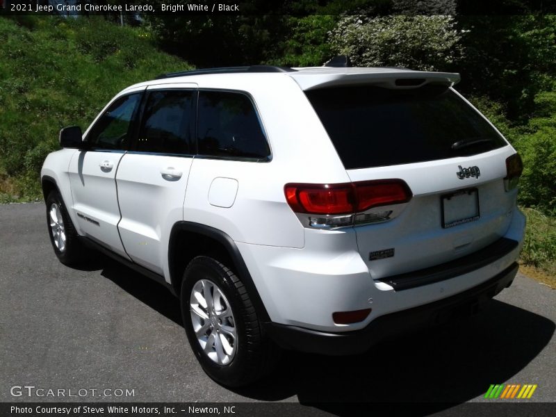 Bright White / Black 2021 Jeep Grand Cherokee Laredo
