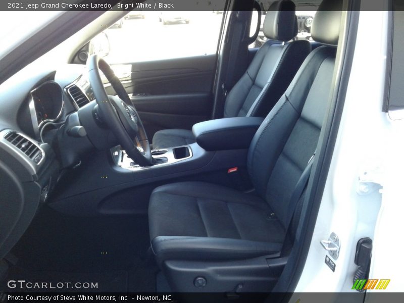 Bright White / Black 2021 Jeep Grand Cherokee Laredo