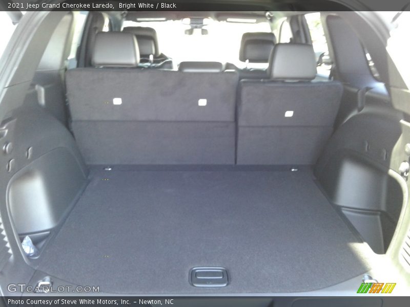 Bright White / Black 2021 Jeep Grand Cherokee Laredo