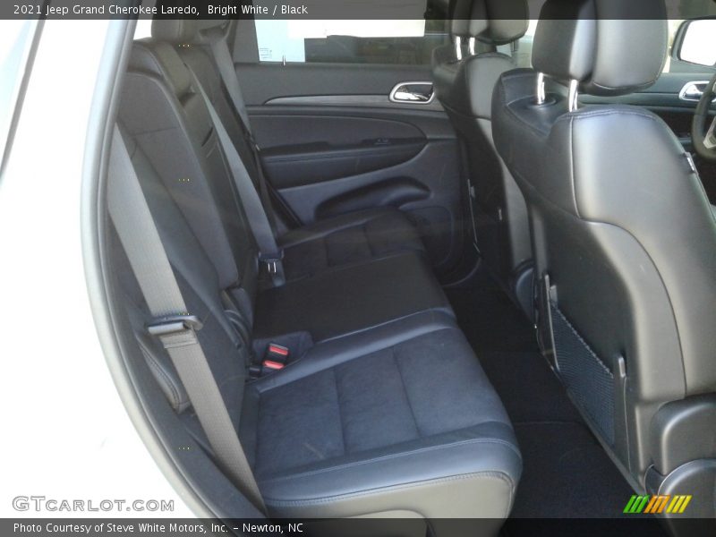 Bright White / Black 2021 Jeep Grand Cherokee Laredo