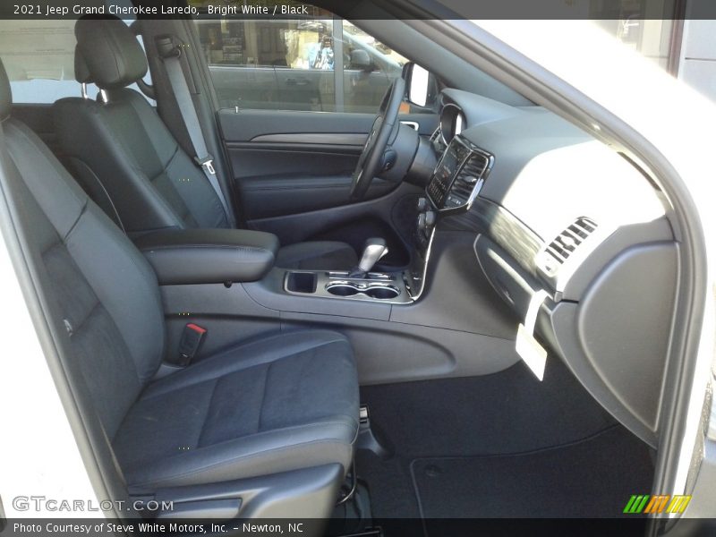 Bright White / Black 2021 Jeep Grand Cherokee Laredo