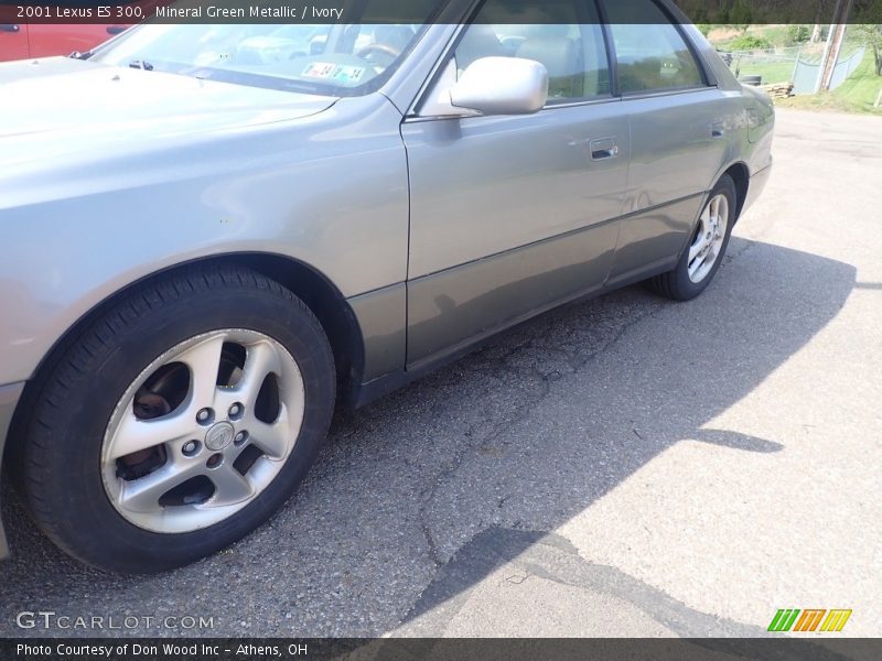 Mineral Green Metallic / Ivory 2001 Lexus ES 300
