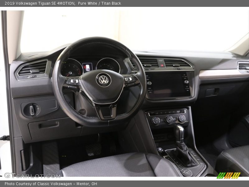 Pure White / Titan Black 2019 Volkswagen Tiguan SE 4MOTION