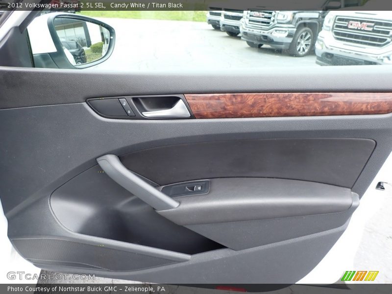 Candy White / Titan Black 2012 Volkswagen Passat 2.5L SEL