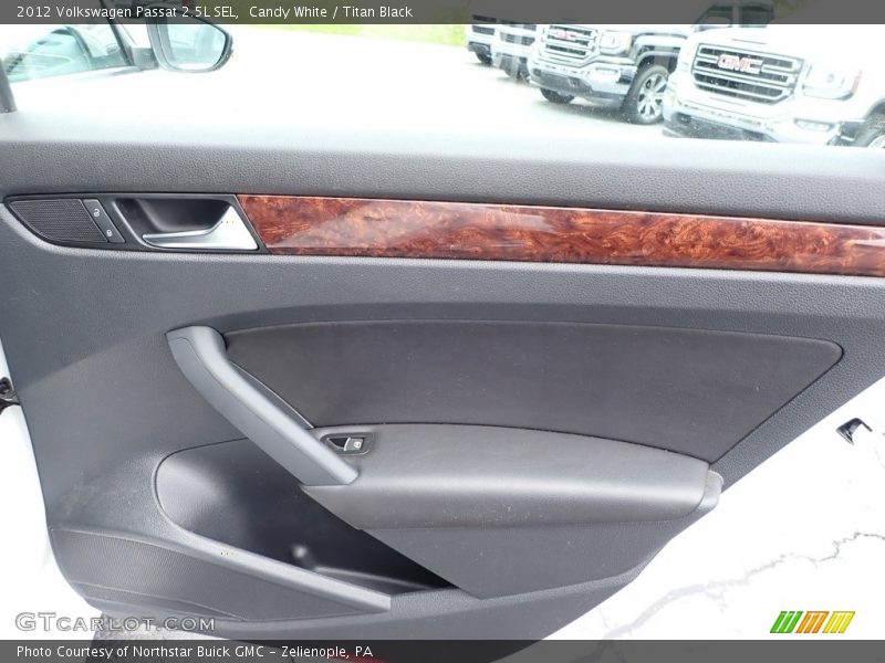 Candy White / Titan Black 2012 Volkswagen Passat 2.5L SEL
