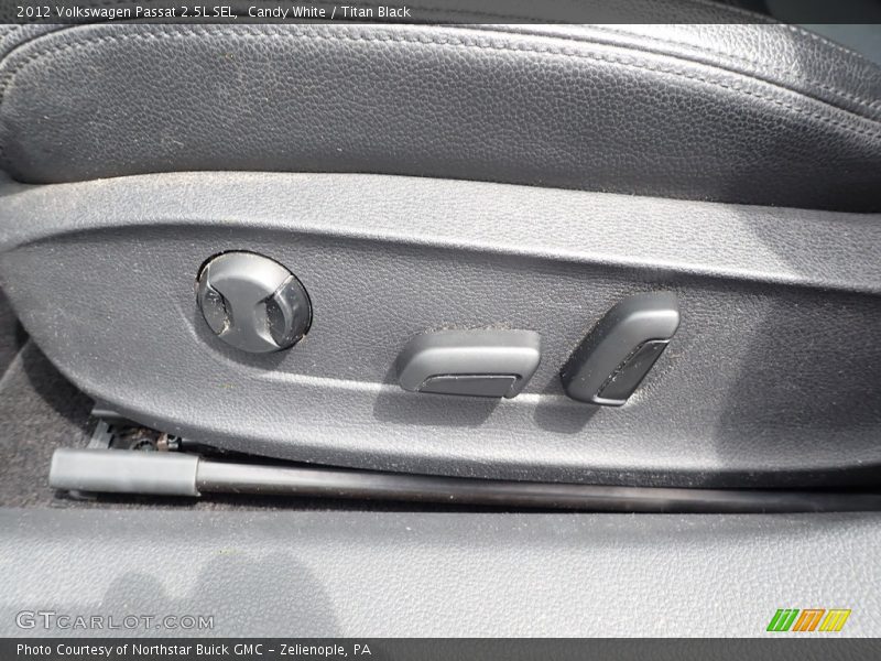 Candy White / Titan Black 2012 Volkswagen Passat 2.5L SEL