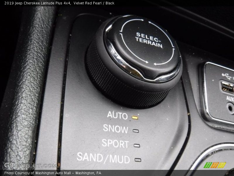 Velvet Red Pearl / Black 2019 Jeep Cherokee Latitude Plus 4x4