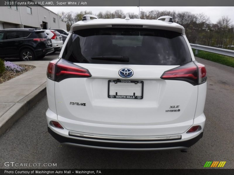 Super White / Ash 2018 Toyota RAV4 XLE AWD