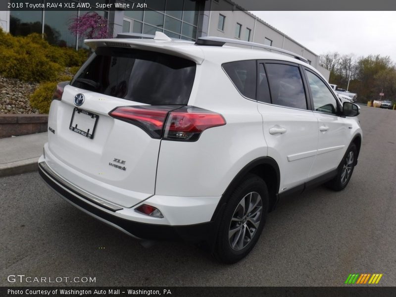 Super White / Ash 2018 Toyota RAV4 XLE AWD