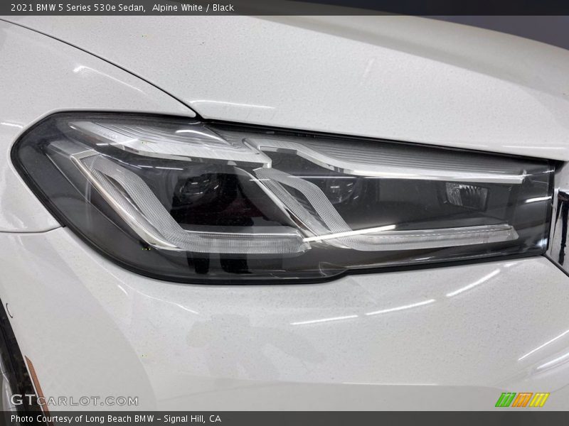 Alpine White / Black 2021 BMW 5 Series 530e Sedan