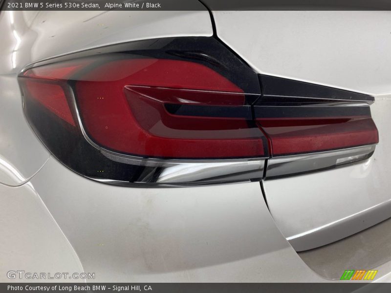 Alpine White / Black 2021 BMW 5 Series 530e Sedan