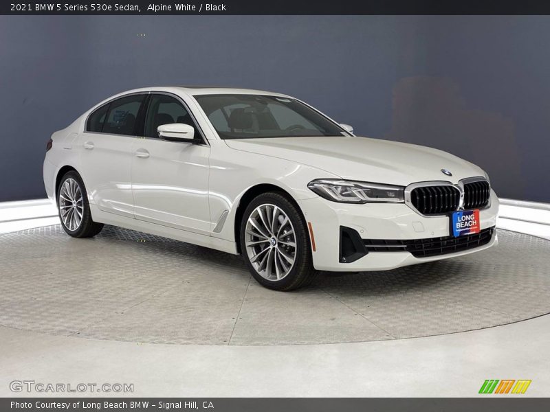 Front 3/4 View of 2021 5 Series 530e Sedan