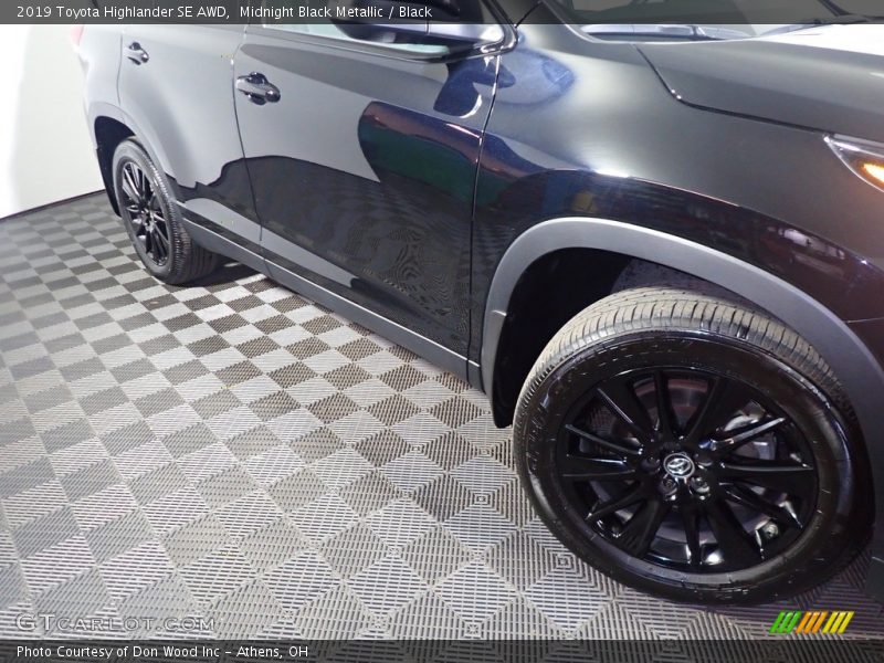 Midnight Black Metallic / Black 2019 Toyota Highlander SE AWD