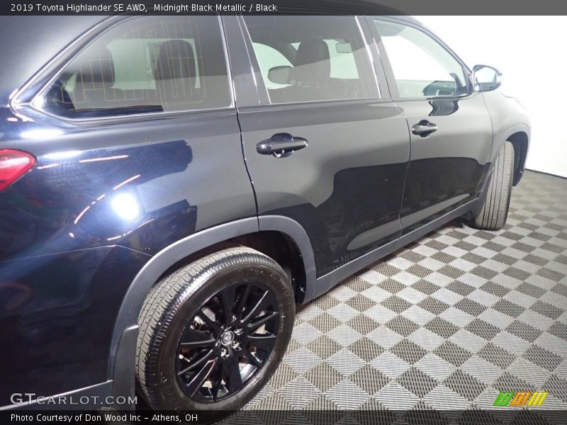 Midnight Black Metallic / Black 2019 Toyota Highlander SE AWD
