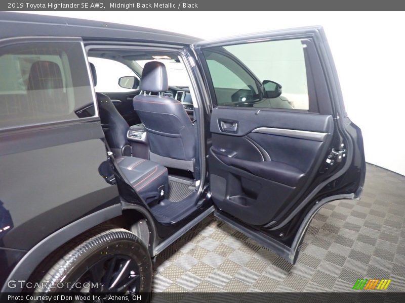 Midnight Black Metallic / Black 2019 Toyota Highlander SE AWD