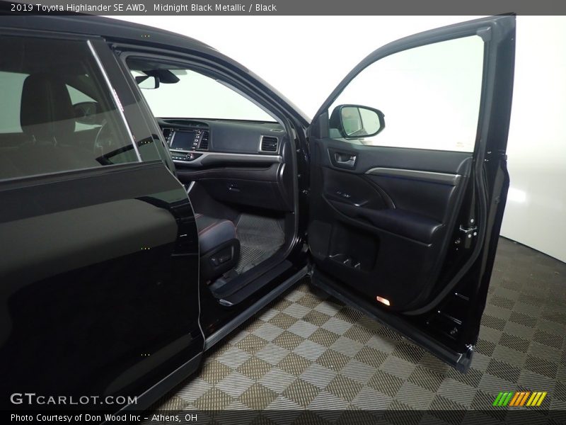 Midnight Black Metallic / Black 2019 Toyota Highlander SE AWD