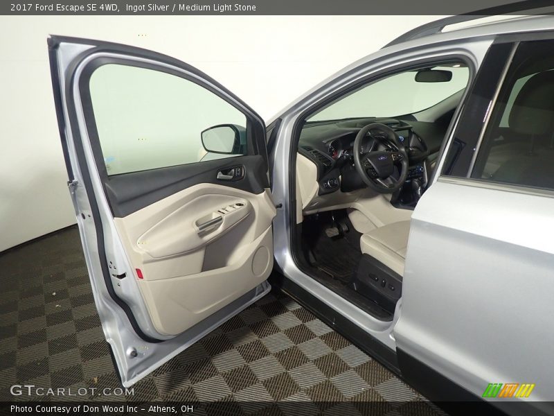 Ingot Silver / Medium Light Stone 2017 Ford Escape SE 4WD