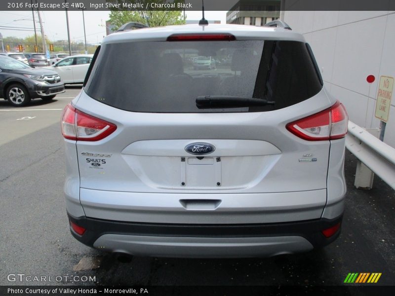 Ingot Silver Metallic / Charcoal Black 2016 Ford Escape SE 4WD