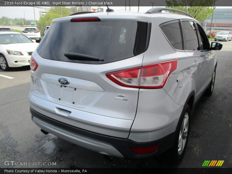Ingot Silver Metallic / Charcoal Black 2016 Ford Escape SE 4WD