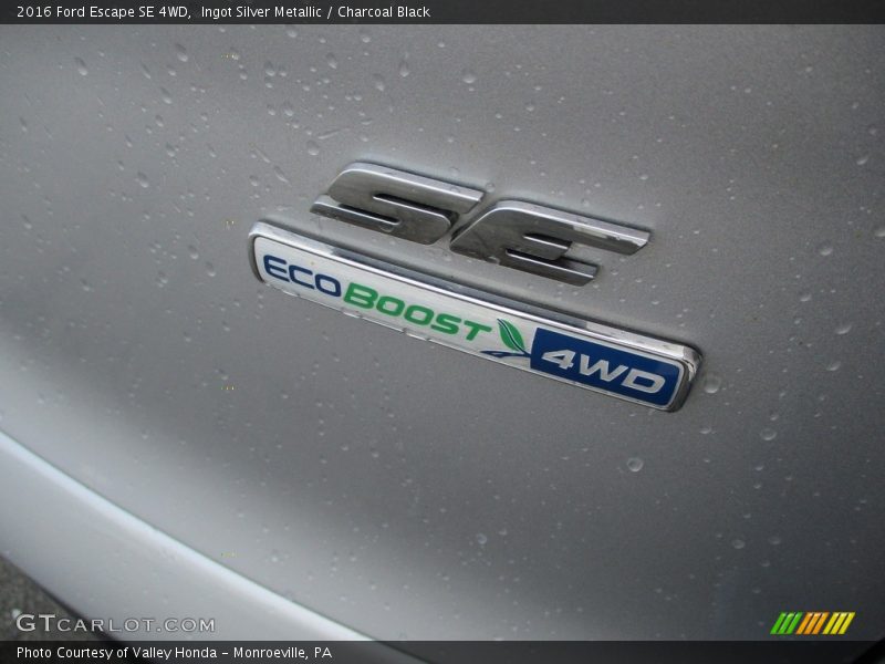Ingot Silver Metallic / Charcoal Black 2016 Ford Escape SE 4WD