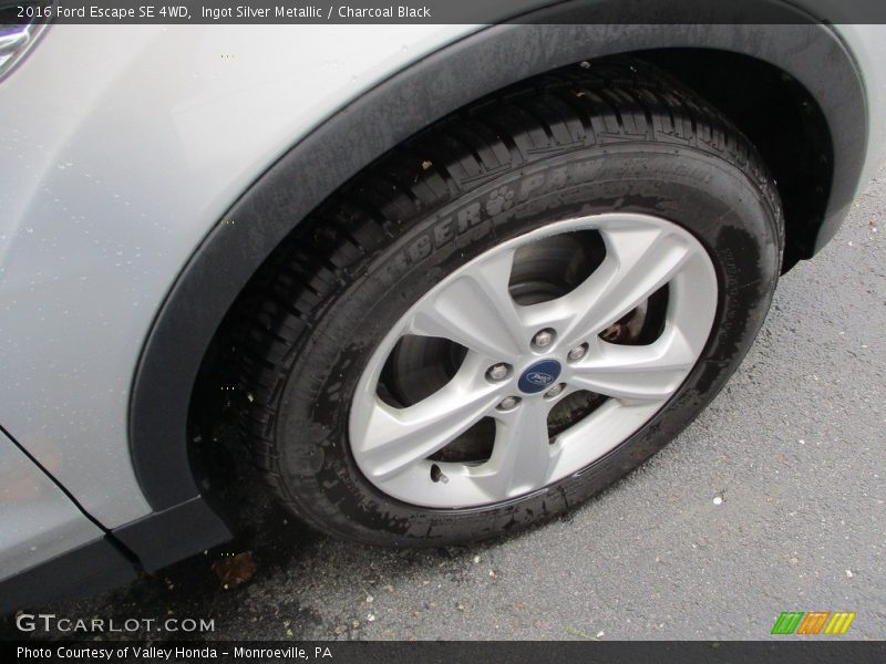 Ingot Silver Metallic / Charcoal Black 2016 Ford Escape SE 4WD
