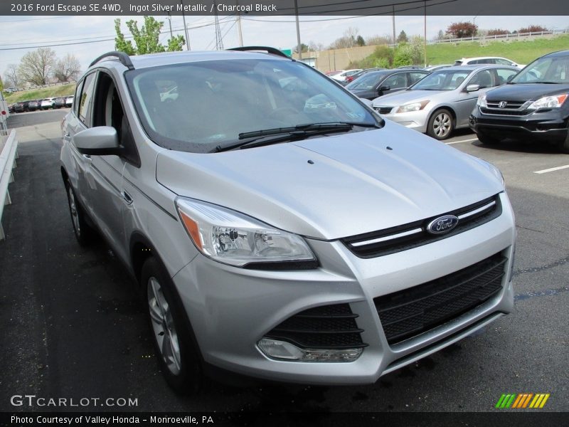 Ingot Silver Metallic / Charcoal Black 2016 Ford Escape SE 4WD