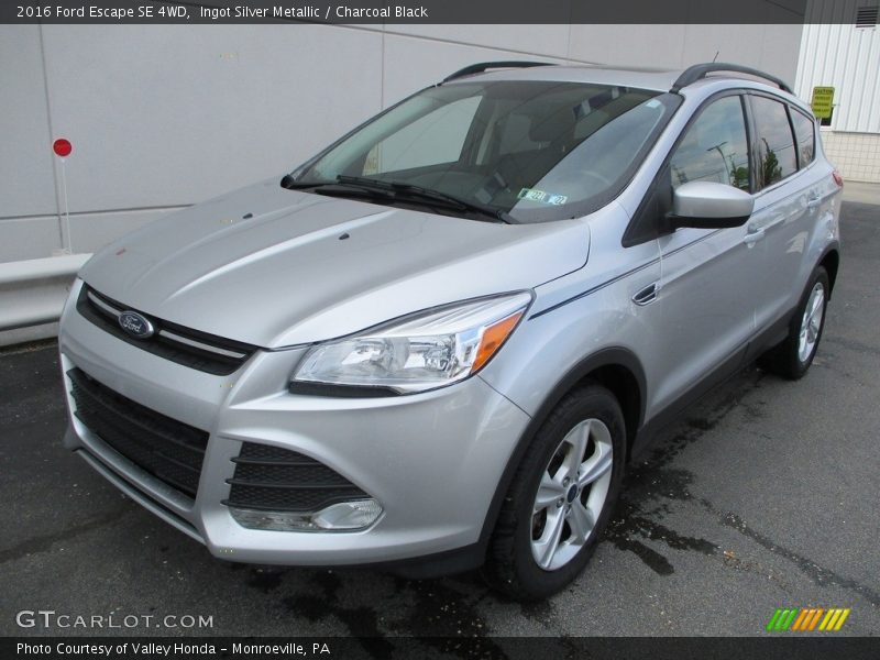 Ingot Silver Metallic / Charcoal Black 2016 Ford Escape SE 4WD