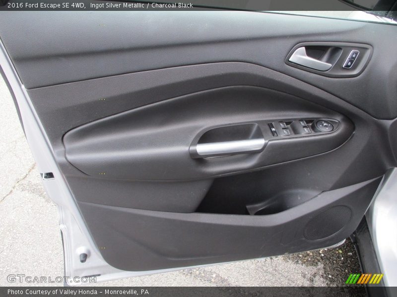 Ingot Silver Metallic / Charcoal Black 2016 Ford Escape SE 4WD