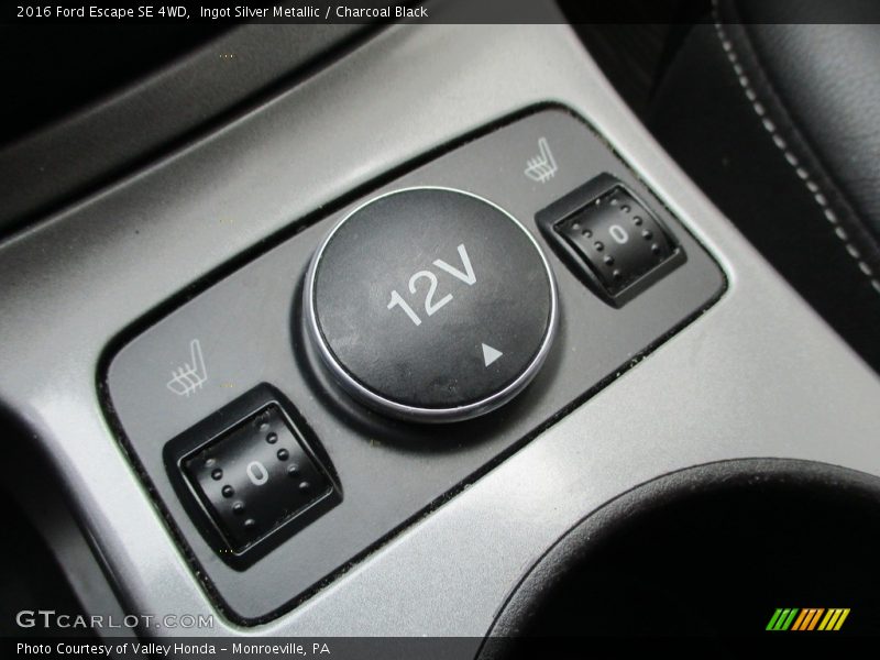 Ingot Silver Metallic / Charcoal Black 2016 Ford Escape SE 4WD
