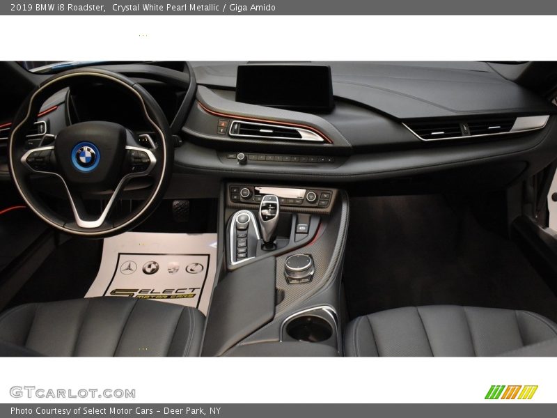 Crystal White Pearl Metallic / Giga Amido 2019 BMW i8 Roadster